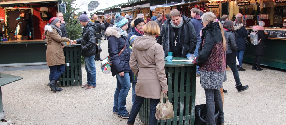 Bischof Oster auf dem Christkindlmarkt in Passau.