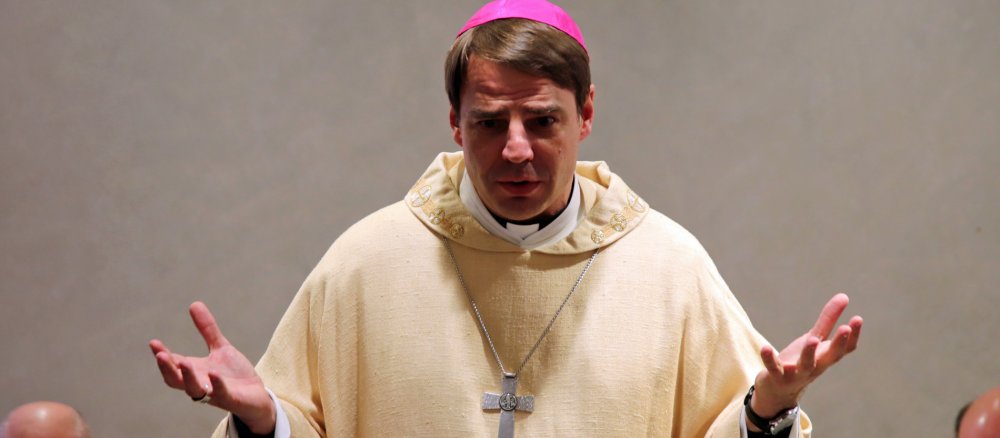 Bischof Oster feiert einen Gottesdienst.