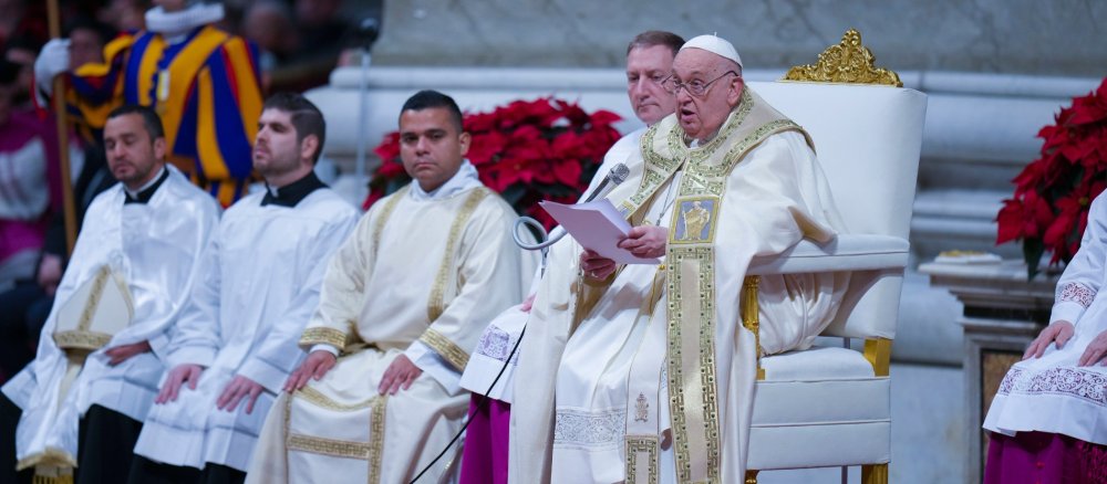 Papst bei der Christmette im Petersdom