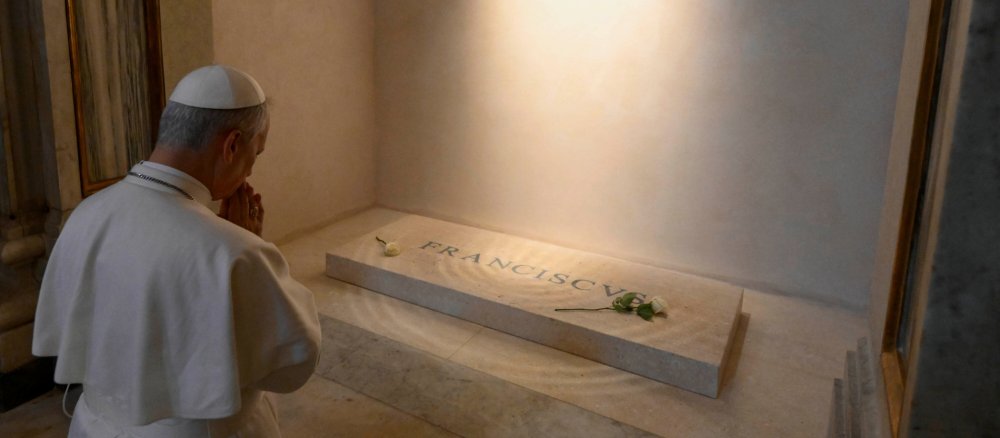 Papst Leo XIV. betet am Grab von Franziskus