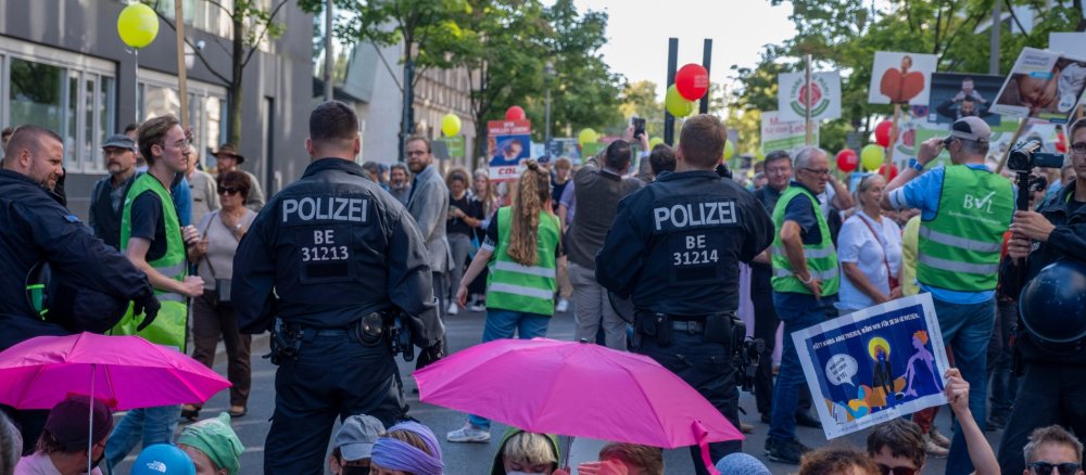 Sitzblockade durch Gegendemonstranten zum "Marsch fuer das Leben"