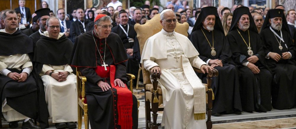 Kardinal Kurt Koch (l.) und Papst Leo XIV. beim Treffen mit Teilnehmern eines ökumenischen Symposiums zum Konzil von Nizäa am 7. Juni 2025 im Vatikan.
