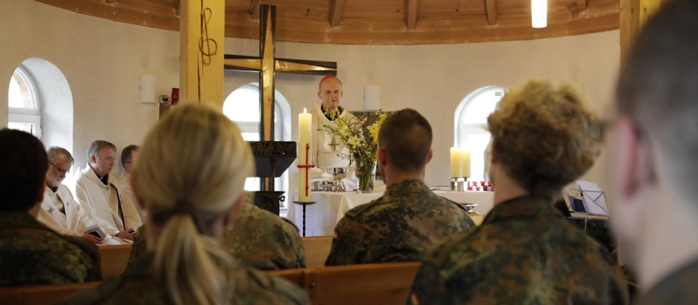 "Eine gut aufgestellte Truppe": Bischof Franz-Josef Overbeck feiert mit Soldaten einen Gottesdienst.