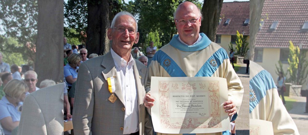 Generalvikar Alfons Hardt verleiht Herrn Peckelsen den Orden "Pro Ecclesia et Pontifice".