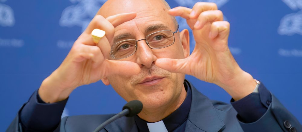 Kardinal Victor Fernandez bei einer Pressekonferenz