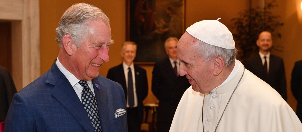 König Charles III mit Papst Franziskus