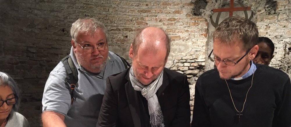Pirmin Spiegel unterschreibt die Erneuerung des Katakombenpakts.