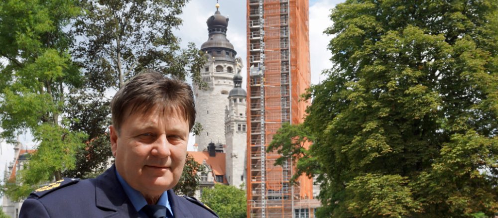 Bernd Merbitz vor zwei Gebäuden, die eine wichtige Rolle in seinem Leben spielen: Das Leipziger Rathaus (im Hintergrund) und die neu entstehende Propsteikirche.