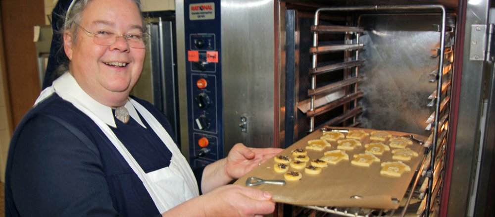 Hat Freude am Plätzchenbacken: Marienschwester Elke Schauer, Oberin des Schönstattzentrums Marienhöhe in Würzburg.
