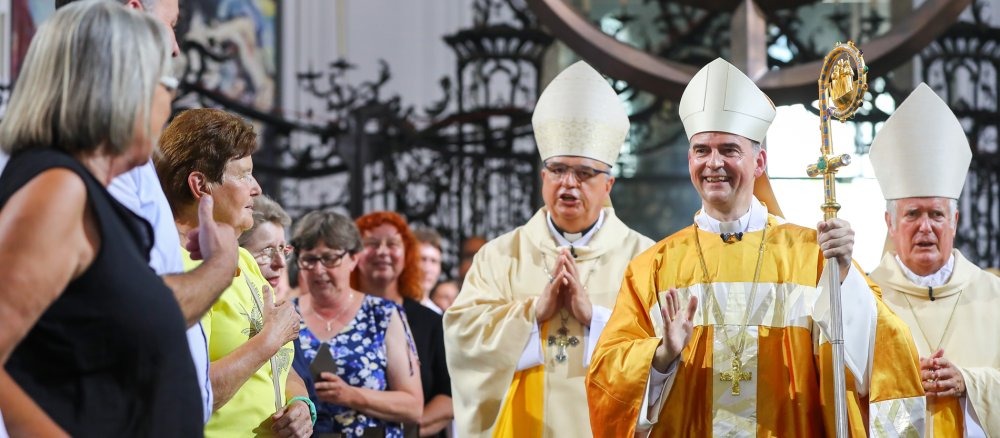 Nach seiner Weihe zieht Bischof Franz Jung erstmals segnend durch die Gemeinde im Würzburger Kiliansdom.