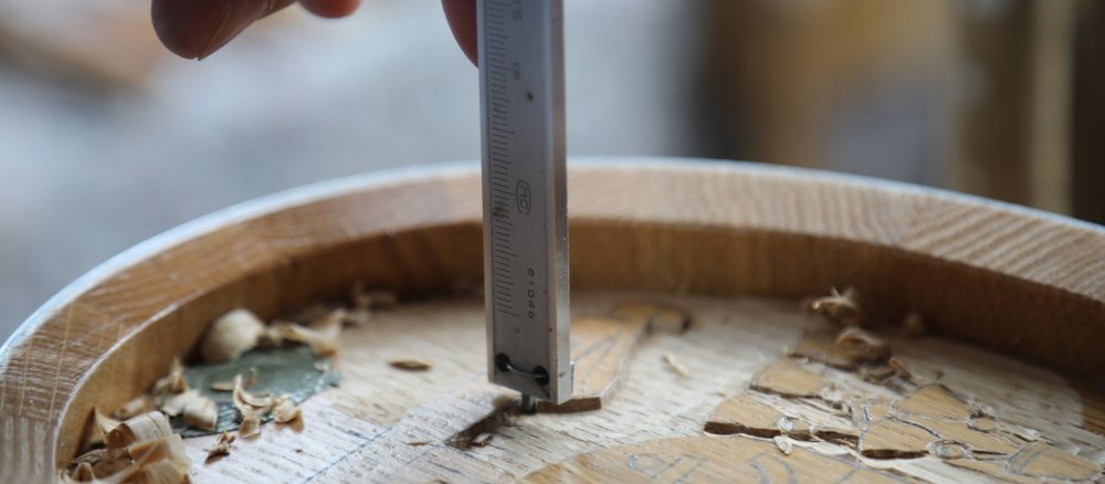 Maximal vier Millimeter darf die Schniterei ins Holz eindringen, damit das Fässchen nicht undicht wird.