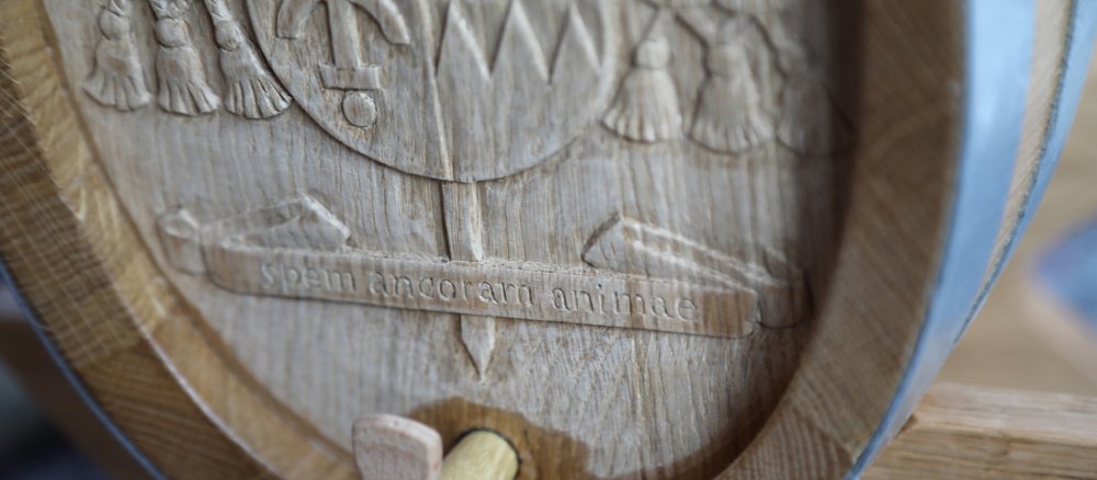 Die größte Schwierigkeit für Schnitzer Grimm stellten die winzigen Buchstaben des Wahlspruchs unterhalb des Wappenschildes dar.
