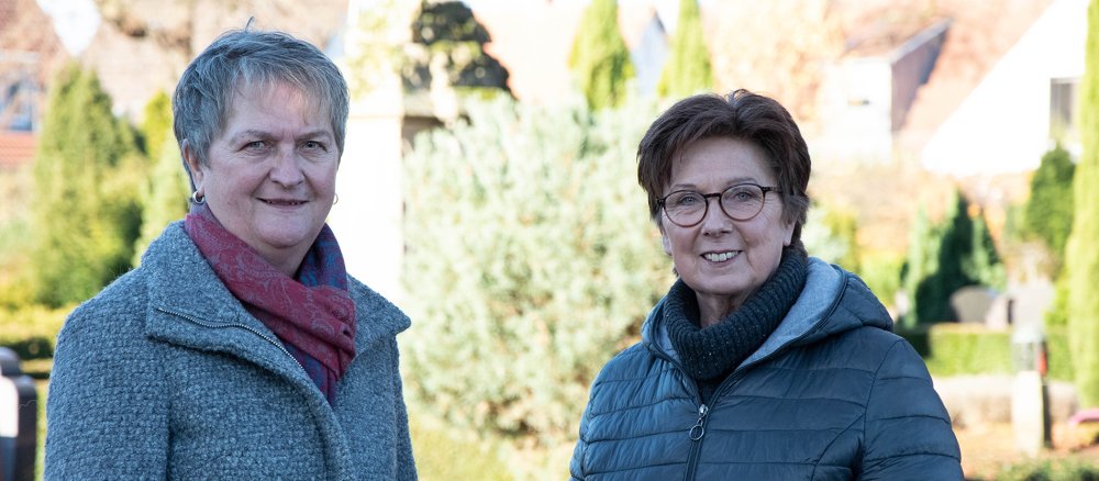 Hedwig Börger (links) und Mechthild Dilkaute sind auf dem Jakobifriedhof für einsame und trauernde Menschen ansprechbar.