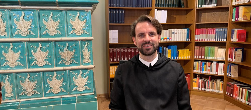 P. Johannes in seinem Arbeitszimmer