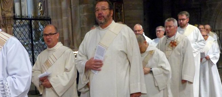 Peter Höfner (links) zieht zusammen mit anderen Diakonen in eine Kirche ein.