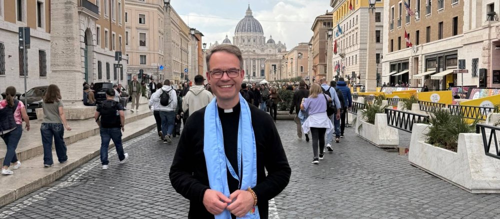 Pfarrer Andreas Süß vor dem Petersdom in Rom