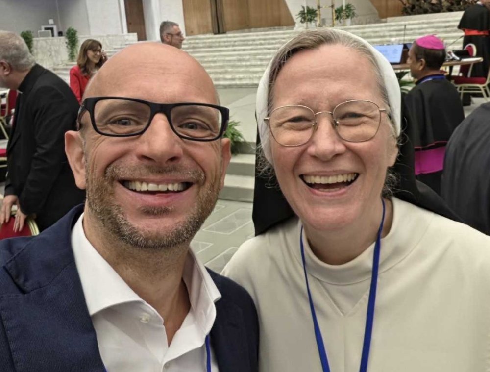 Ein Selfie von Christian Bauer mit der britischen Dominikanerin Helen Alford in der Synodenaula