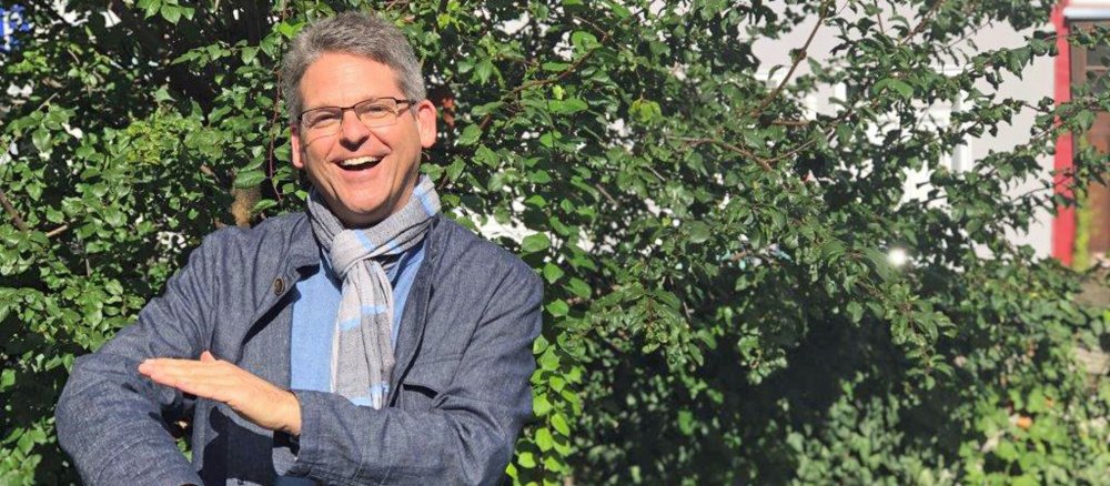 Gehörlosenseelsorger Christian Enke zeigt die Gebärde für "Los geht's"