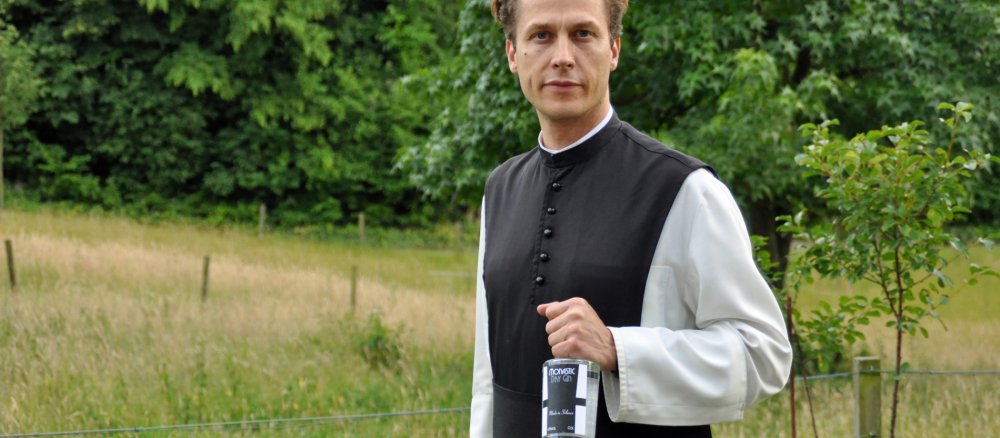 Zisterzienserpater Justinus Pech mit dem "Monastic Dry Gin"