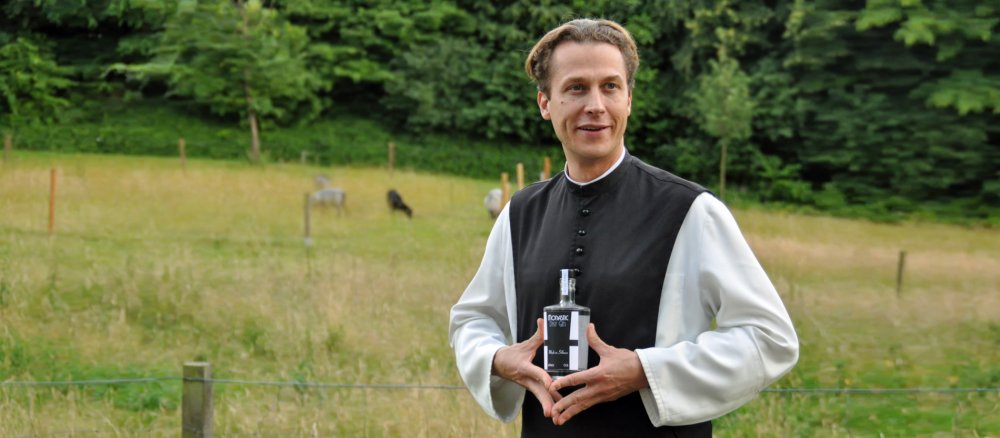 Zisterzienserpater Justinus Pech mit dem "Monastic Dry Gin"