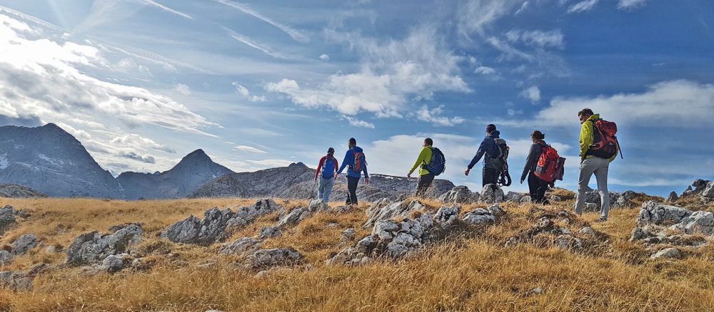Eine Gruppe Menschen wandert im Gebirge
