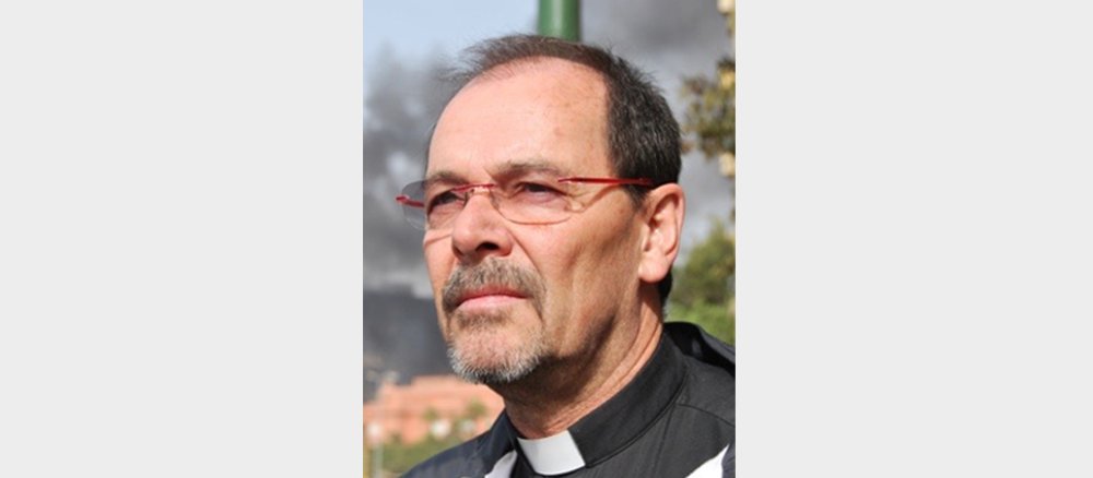 Der Priester Joachim Schroedel im Porträt: ein braunhaariger älterer Mann mit Schnurrbart und im grünen Messgewand.