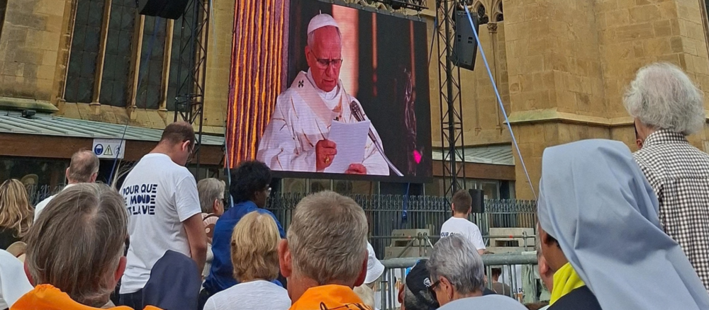 Übertragung des Papstbesuchs in Metz auf eine Leinwand