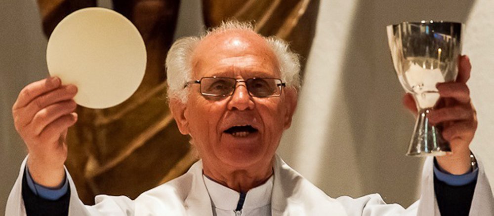 Peter Kliegel feiert einen Gottesdienst
