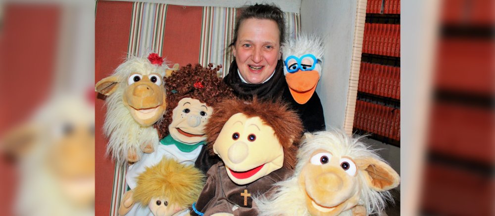 Gemeindekatechetin Marlene Specker mit ihren Handpuppen