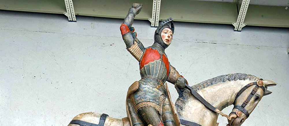Eine Statue des Heiligen Georg