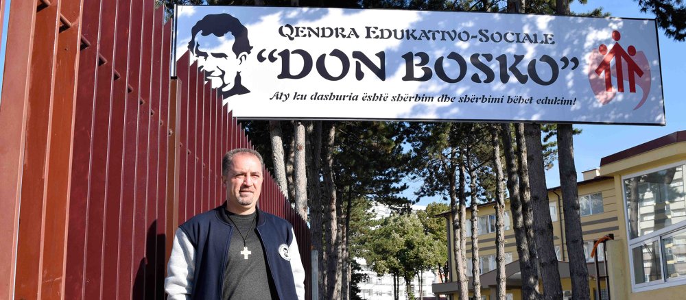 Pater Dominik vor seiner Schule
