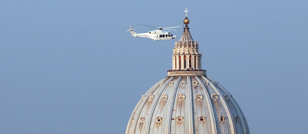 Benedikt XVI. verlässt mit einem Helikopter den Vatikan am Tag seiner Emeritierung