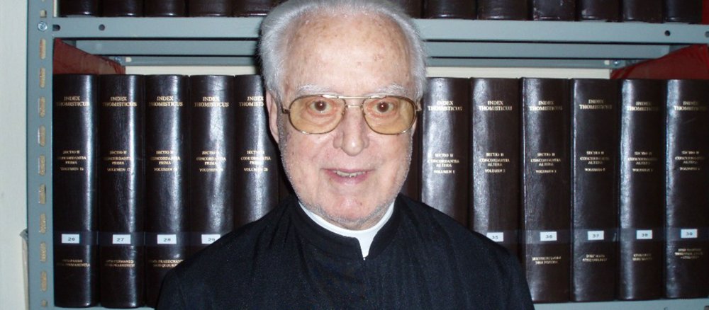 Pater Roberto Buso vor seinem Index Thomisticus