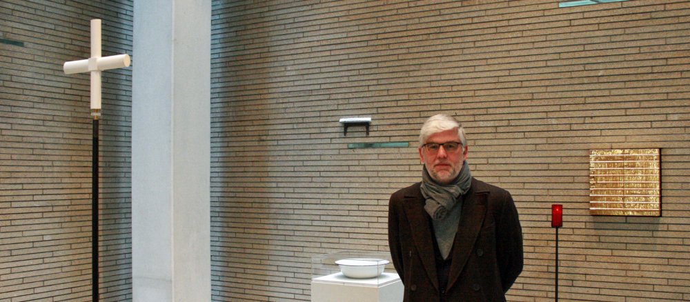 Pater Georg Maria Roers in der Ausstellung.