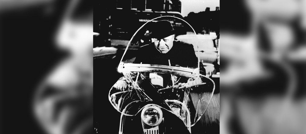 Heinz Rühmann als Pater Brown auf dem Motorrad