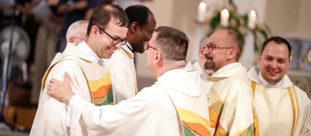 Pater Peter Rinderer beim Friedensgruß im Gottesdienst