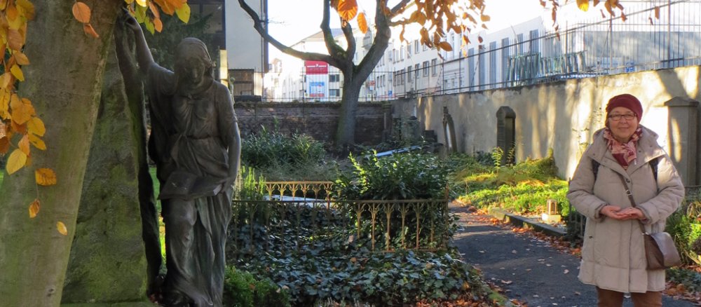 Eva Hüttenhain ist Grabpatin auf dem Alten Friedhof in Bonn.