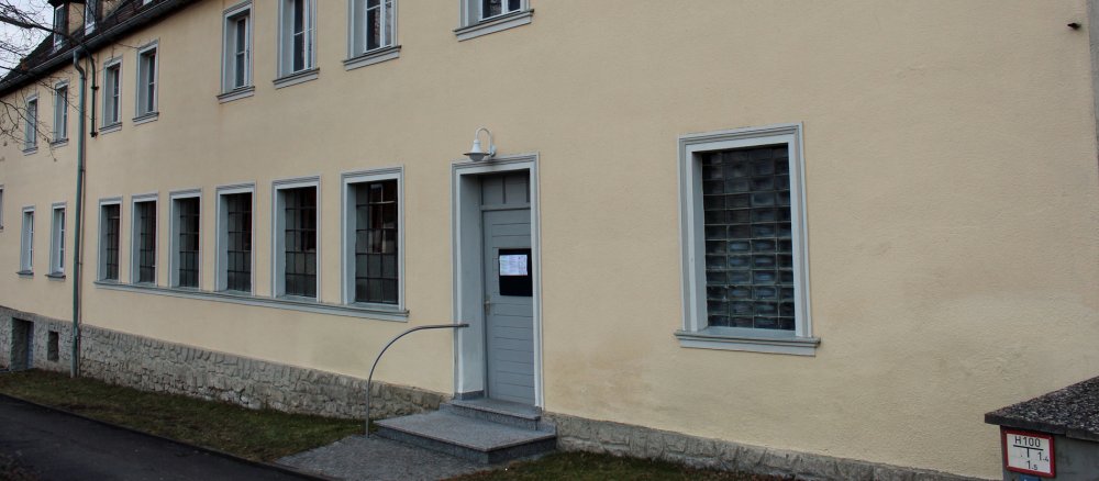 Eine Außenansicht von einem unscheinbaren Haus, in dem sich eine Notkirche befindet.