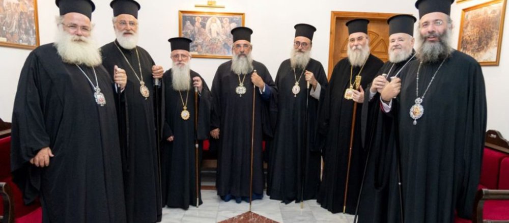Acht orthodoxe Bischöfe des Heiligen Synods der Kirche von Kreta stehen mit ihren Amtsinsignien im Halbkreis