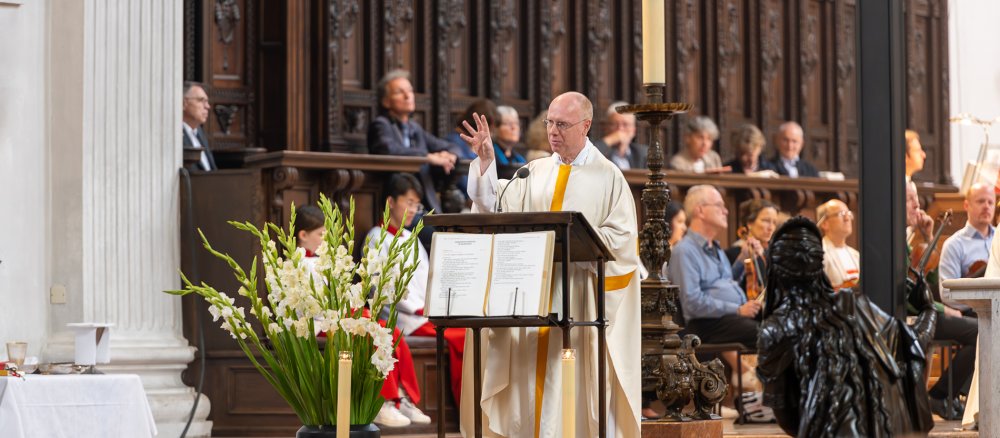 Der neue Provinzial der Jesuiten in Zentraleuropa, Pater Thomas Hollweck, bei einer Predigt