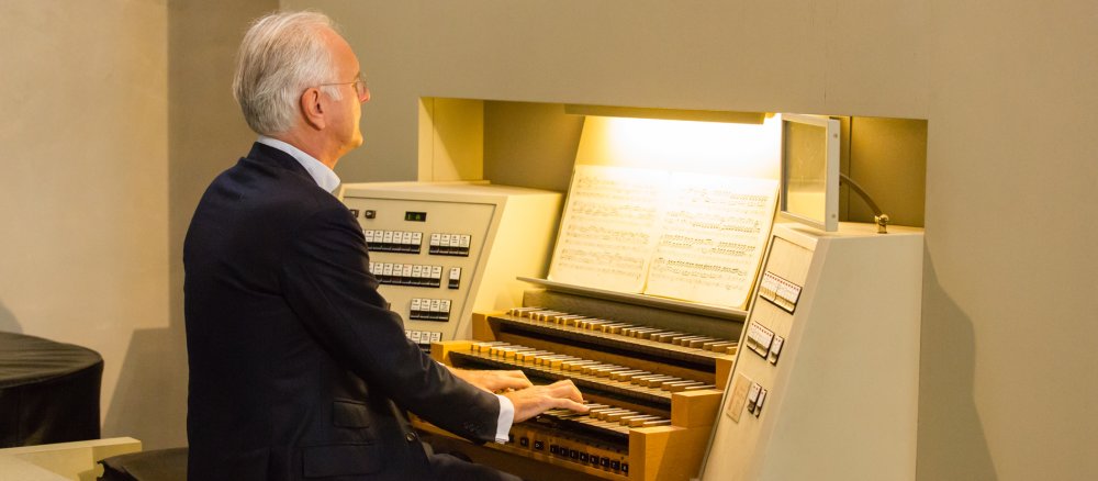 Der studierte Kirchenmusiker Harald Schmidt sitzt an der Orgel von Sankt Peter in Köln