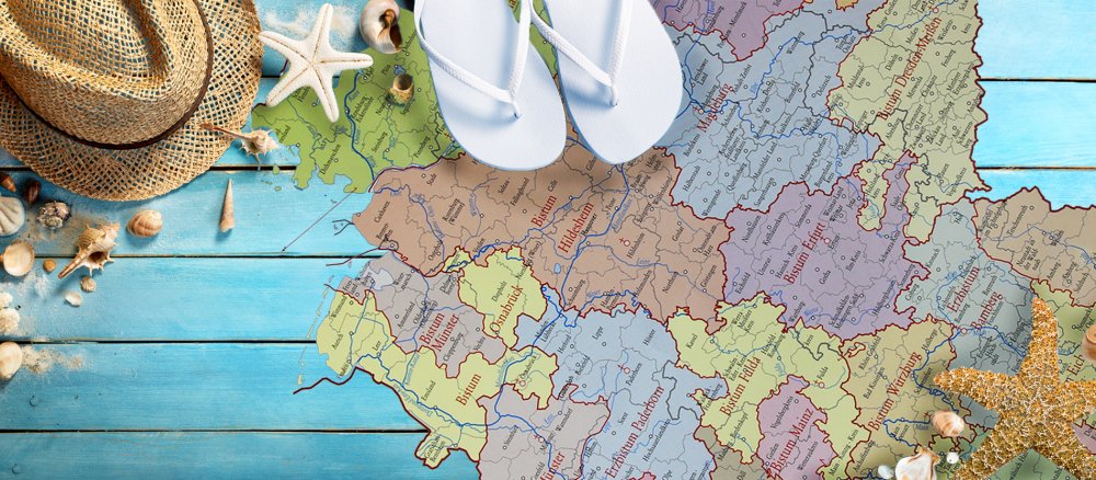 Eine sommerlich gestaltete Deutschlandkarte mit den Bistümern