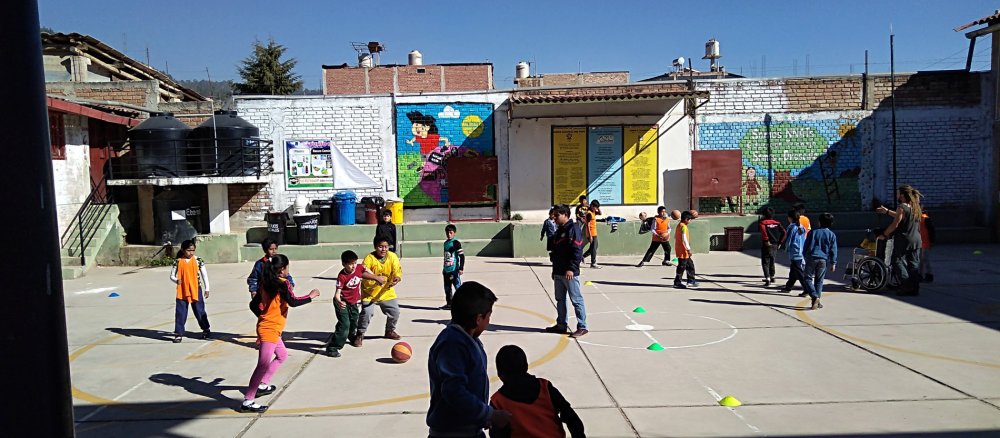 Spielende Kinder in Cajamarca, Peru.