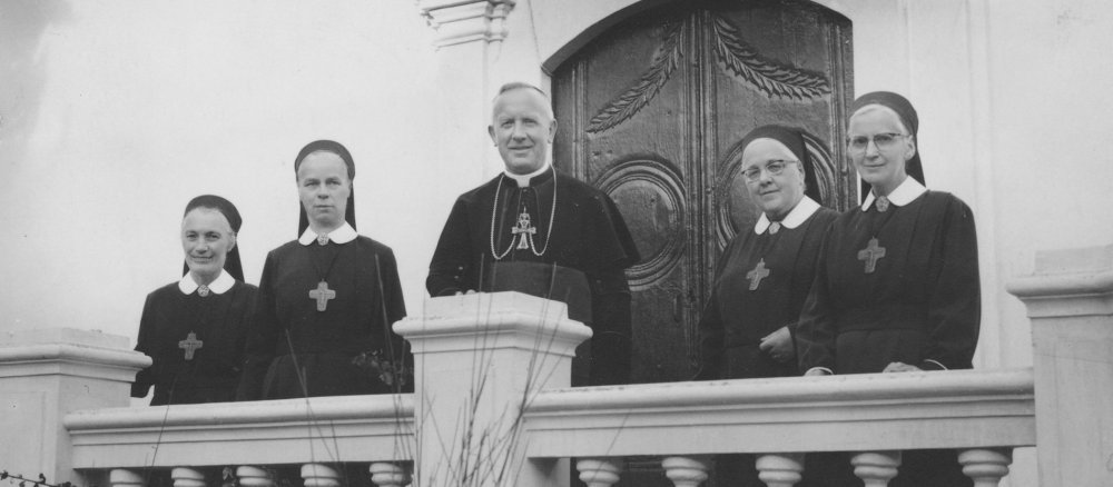 Der Erzbischof von Sucre und spätere Kardinal Josef Clemens Maurer begrüßt 1962 die vier ehemaligen Schönstattschwestern, die in seinem Bistum eine neue Gemeinschaft aufbauen werden.