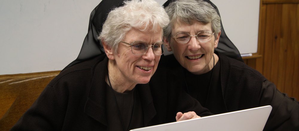 Schwester Judith Zoebelein (links) mit einer Mitschwester am Rechner