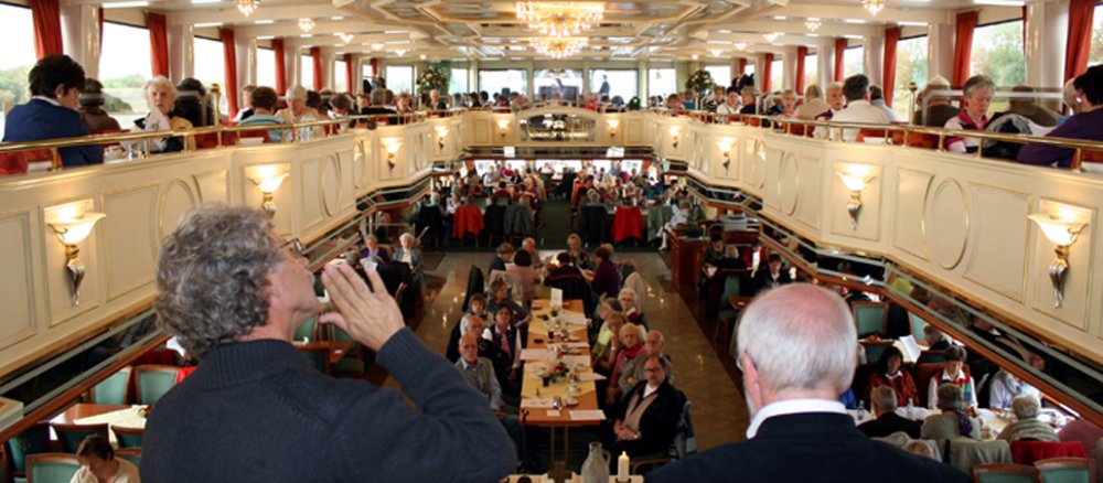 Ein voll besetztes Rheinschiff