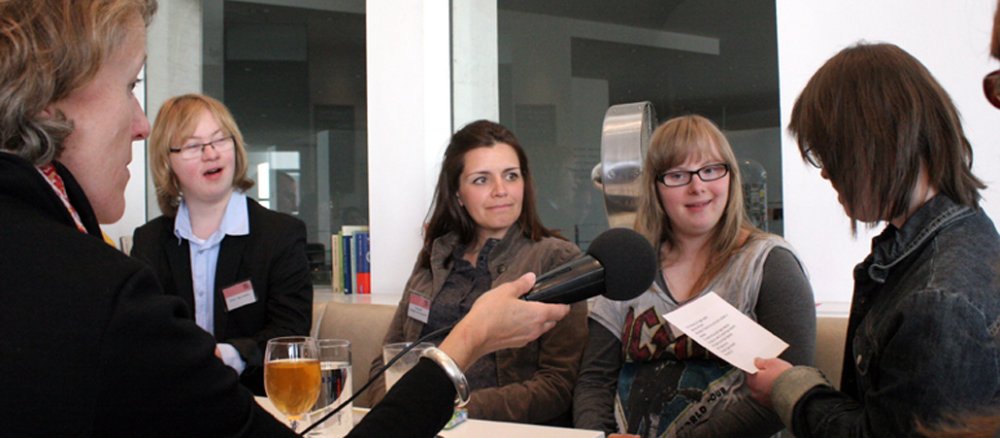 "Ohrenkuss"-Redakteure beim Interview während des Totentanz-Cafés.