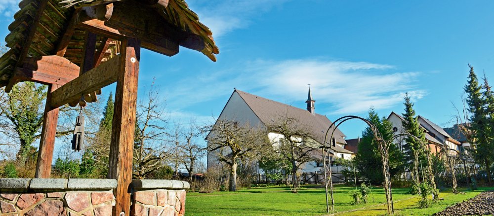 Der Brunnen und die Wiese des Klostergartens von Stühlingen.