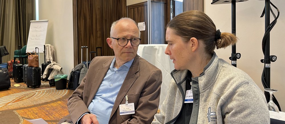 Peter Hundertmark und Schwester Igna Kramp bei der zweiten Sitzung des Synodalen Ausschusses