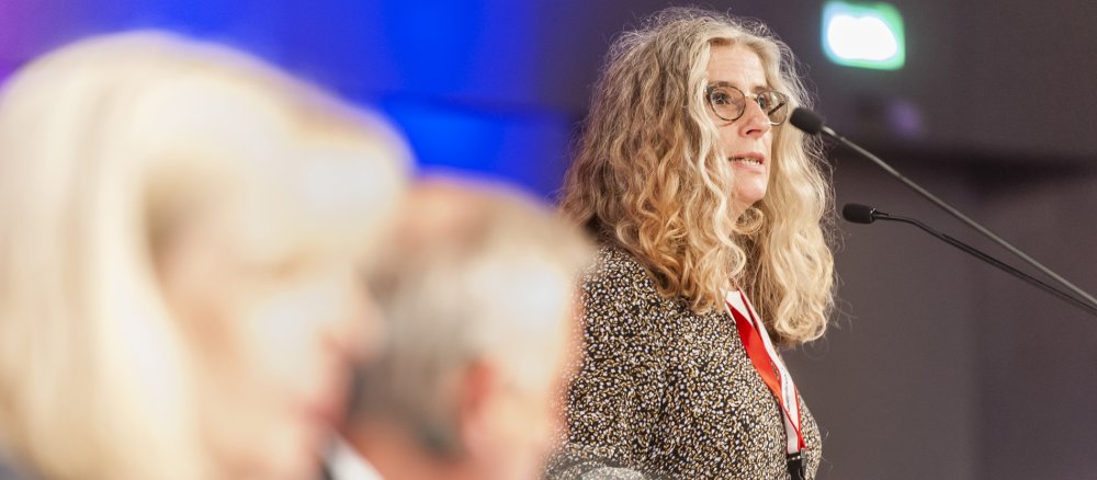 Martina Kreidler-Kos spricht bei der vierten Synodalversammlung des Synodalen Wegs in Frankfurt
